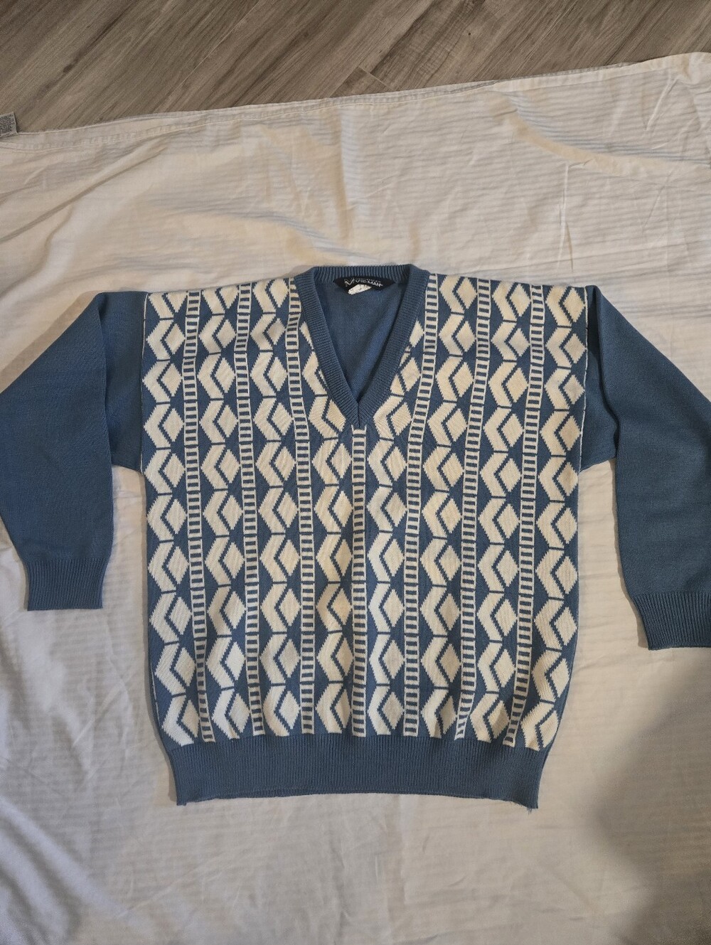 Sweater Mens Medium Blue And White  Merino Wool Blend V-Neck Pullover Great C.